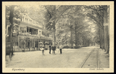17572 Gezicht in de Dorpsstraat te Rijsenburg uit het noordwesten, met links het Hotel Schols.N.B. Op 16 februari 1932 ...